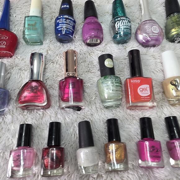Mixed lot of Nail Polish Lot of 30 L.A. Colors, Sinful Colors, Kiss, Maybelline - Picture 5 of 16